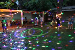 Tanz-Stimmung am Open Air im Lager der Primarschule Rickenbach. (Lagerbild: Cornelia Bühler, Weggis 22. Juli 2018)