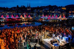 Unter dem KKL versammeln sich die Konzertbesucher. Bild: Philipp Schmidli (Luzern, 22. Juli 2018)