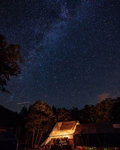 Mystischer Sternenhimmel über dem Lager der Pfadi Buochs. (Lagerbild)