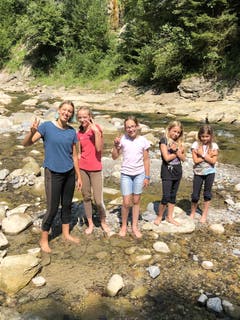 Posieren können sie, die Mädchen des Reitlagers Hanny-Fee. (Lagerbild: Hanny Odermatt, Lifelen 24. Juli 2018)
