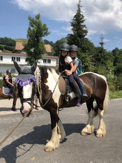 Jael und Emma vom Reitlager Hanny-Fee auf Pferd Said. (Lagerbild: Hanny Odermatt, Lifelen 24. Juli 2018)