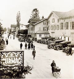 Das Hotel Bahnhof mit grossem Saalanbau (Teilansicht) mit «belebter» Bahnhofstrasse im Jahre 1928, im Hintergrund Bahnübergang und Restaurant Arlberg.