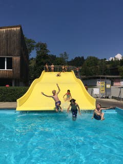 Abkühlung nach der Wanderung: Die Kinder der Pfady Zytturm Adligenswil. (Lagerbild: Flomi, Langnau 24. Juli 2018)