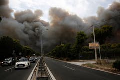 Grosse Rauchwolken über einem Vorort von Athen. (Bild: EPA/ Alexandros Vlachos (23. Juli 2018))