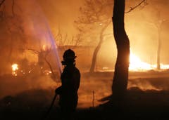 Ein Feuerwehrmann. (Bild: AP Photo/Thanassis Stavrakis (23. Juli 2018))