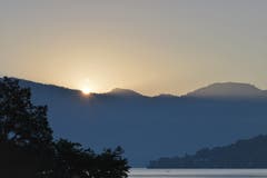 Die Sonne geht bei der Rigi um 6:20 Uhr auf. Ein wunderschöner Tag zeichnet sich ab. (Bild: Karl Odermatt)