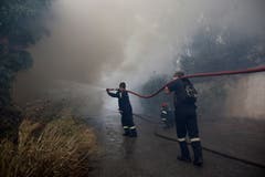In den Flammen kamen mindestens 50 Menschen ums Leben. (Bild: EPA/ Alexandros Vlachos (23. Juli 2018))
