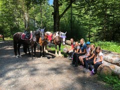 Gönnen sich eine Pause: Teilnehmerinnen des Reitlagers Hanny-Fee. (Lagerbild: Hanny Odermatt, Lifelen 24. Juli 2018)