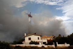 Ein Helikopter ist in Penteli unterwegs. (Bild: EPA/ Alexandros Vlachos (23. Juli 2018))