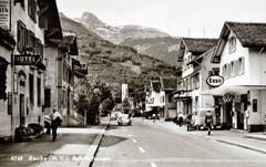 Unterer Teil der Bahnhofstrasse um 1950 mit Teil des Hotels Bären (links und Garage Kuhn (rechts).
