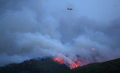 Ein Löschflugzeug fliegt über Mati. (Bild: AP Photo/Thanassis Stavrakis (23. Juli 2018))