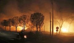 Gebäude in Mati stehen in Flammen. (Bild: AP Photo/Thanassis Stavrakis (23. Juli 2018))