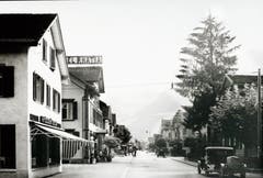 Die Bahnhofstrasse 1932 mit der Möbelschreinerei Ködderitzsch und dem Hotel Rätia.