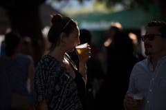 Sie nimmt einen kühlen Schluck. Bild: Dominik Wunderli (Luzern, 24. Juli 2018)