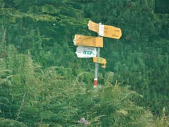 Ein bisschen Spass musste auf dieser Wanderung doch einfach sein; um das zu lesen steige ich bestimmt nicht, in diesen Garichti-Stausee auf dem Weg zur Leglerhütte, hinein! (Bild: Margrith Imhof-Röthlin)
