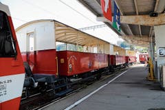 Die klassischen Aussichtswagen begeistern die Fahrgäste im Sommer. Eine gute Aussicht auf das Geschehen auf den Gleisen braucht auch Lokführer Roman Kubinger.