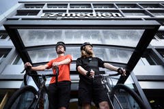 Die beiden Journalisten Urs-Ueli Schorno (links) und Raphael Zemp kurz vor dem Start zur Tour de Lucerne. (Bild: Jakob Ineichen (Luzern, 17.07.2018))