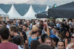 Zur Vorabendzeit sind die Stände vor dem Pavillon gut besucht. Bild: Dominik Wunderli (Luzern, 24. Juli 2018)