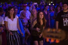 Am Konzert am Schweizerhof geht die Post ab. Bild: Dominik Wunderli (Luzern, 24. Juli 2018)