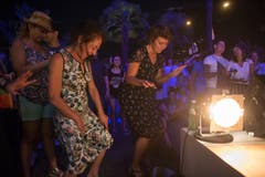 Sie tanzen am Blue Balls. Bild: Dominik Wunderli (Luzern, 24. Juli 2018)