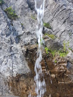 Trotz Trockenheit - ein kleiner Wasserfall bei der Thur in Ebnat-Kappel. (Bild: Reto Schlegel)