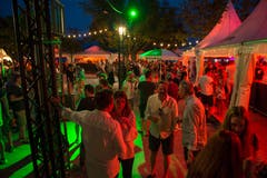 Darf noch ein Drink sein? Das Blue Balls zu später Stunde. Bild: Dominik Wunderli (Luzern, 24. Juli 2018)