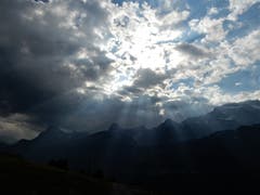 Auf der Auenalp im Kantons Glarus verabschieden wir uns langsam aber sicher von diesem wunderschönen Wandertag. (Bild: Margrith Imhof-Röthlin)