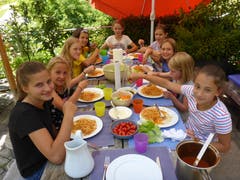 Noch gab es keinen Zwischenfall mit dem Essen im Reitferiencamp mit Maultieren... (Lagerbild: Neeltje van den Ham Bölsterli, Willisau 25. Juli 2018)