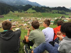 Zmorge mit Aussicht: Die Knaben der Pfadi Zytturm Adligenswil auf dem Hügel neben dem Kantonslager in Escholzmatt. (Lagerbild: Nicolas von Dach, 26. Juli 2018)
