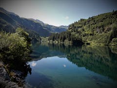 Natürlich war es gestern traumhaft schön am Ufer entlang dieses glasklaren Garichti-Stausees, zu gehen! (Bild: Margrith Imhof-Röthlin)
