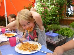 Schnell die Haare zusammenbinden - und en Guete! Mittagessen im Reitferiencamp mit Maultieren. (Lagerbild: Neeltje van den Ham Bölsterli, Willisau 25. Juli 2018)