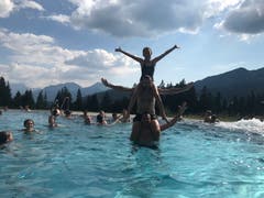 Im Sommerlager Pfaffnau-Roggliswil gibt es offenbar den einen oder anderen starken Leiter. (Lagerbild: Irene van den Berg, Lenzerheide 25. Juli 2018)