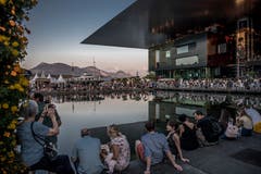 Besucher am Blue Balls 2018. Bild: Pius Amrein (Luzern, 25. Juli 2018)
