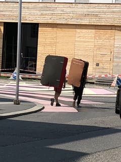 Im eigenen Bett schläft es sich halt doch am Besten, das heisst auf Reisen wird es stets "mitgeschleppt". (Bild: Margrith Imhof-Röthlin (Luzern, 21. Juli 2018)