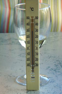 Bei dieser Hitze verdunstet sogar der Wein im Glas. (Bild: Walter Aregger (Affoltern, 26. Juli 2018))