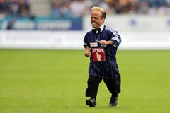 Knie-Clown Spidi verlässt nach der Super-League-Partie zwischen dem FC Luzern und dem FC Sion die Swissporarena – natürlich im FCL-Dress. (Archivbild: Luzerner Zeitung: Luzern, 28. Juli 2012)