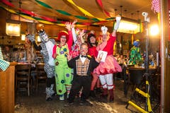 Frauenfasnacht unter dem Motto «Zirkus»: Knie-Clown Spidi heisst die eintreffenden Damen willkommen. (Bild: Dominik Wunderli (Obernau, 14. Februar 2017))