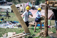 Alle müssen mit Anpacken, um das Gelände aufzuräumen. (Bild: Pius Amrein. Escholzmatt, 27. Juli 2018)