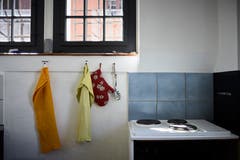 Im Hostel gibt es einen gemeinsamen Ess- und Wohnbereich. (Bild: Jakob Ineichen)