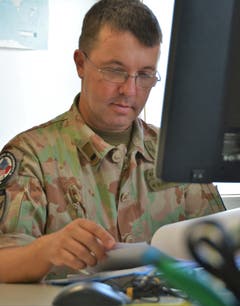 Bei Major Martin Burch laufen die Informationen der Observer aus dem Einsatzgebiet im Süden des Kosovo zusammen: Die Funktion von Martin Burch beinhaltet auch viel Büroarbeit. (Bild: PD)