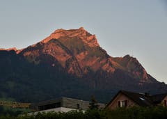 Die Sonne strahlt beim Aufgehen den Pilatus an und gibt ihm in ein wunderbares rotes Kleid. (Bild: Karl Odermatt (Hergiswil, 24. Juli 2018)