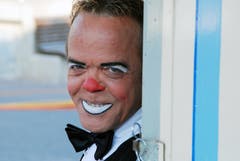 Peter Wetzel, besser bekannt als Clown Spidi, aufgenommen beim Zirkuszelt (undatierte Aufnahme).