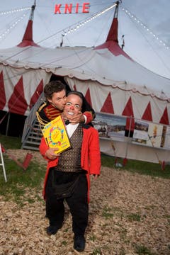 Sven Furrer vom Comedy-Duo Edelmais, links, posiert mit Spidi, rechts, vor dem Zirkus Knie. (Bild: Georgios Kefalas/Keystone (Zofingen, 6. Juli 2011))