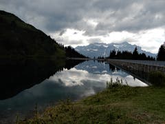 Ob am Morgen oder am späten Nachmittag, die Stimmung an diesem Garichti-Stausee im Glarnerland ist einfach überwältigend. (Bild: Margrith Imhof-Röthlin (27. Juli 2018))