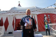 So kannte ihn das ganze Land: Clown-Spidi verkauft vor dem Zirkuszelt Programme. (Melanie Duchene/Keystone (Rapperswil, 27. März 2014))