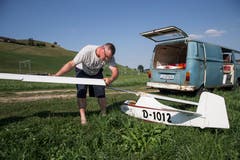 Vereinspräsident Pascal Meyer bereitet seinen Segelflieger für den Flug vor. (Bild: Manuela Jans-Koch, Hüswil, 19. Juli 2018)