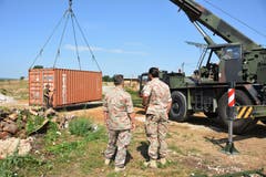 Im Auftrag der Kfor koordinierte Major Martin Burch zusammen mit dem Liaison and Monitoring Team Malisevo die Unterstützung einer Schule für den Bau eines Pausenplatzes. (Bild: PD)