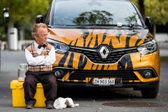 Spidi auf der Place de la Navigation in Lausanne, vor einer Vorstellung des Zirkus Knie. (Bild: Christian Merz/Keystone (Lausanne, 25. September 2017))