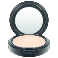 Gute Deckkraft: Der Studio Fix Powder von MAC (44 Franken), eine Kombi aus Puder und Foundation, deckt Unreinheiten ab und mattiert.