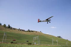 Ein Motorflieger zieht einen Segelflieger nach oben. (Bild: Manuela Jans-Koch, Hüswil, 19. Juli 2018)